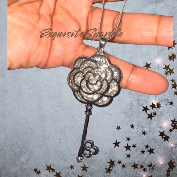 - 🗝️Sparkly Floral Key Pendant Sweater Chain🗝️ - Picture 11 of 17